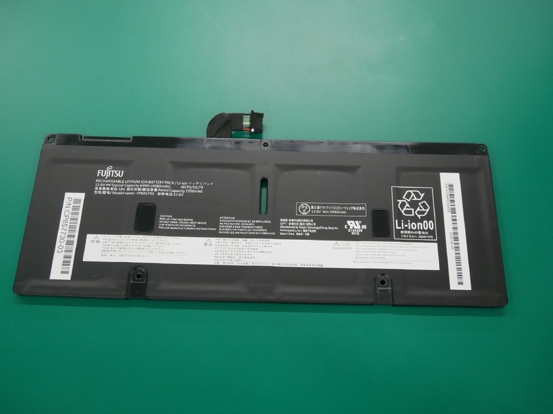 バッテリ部分にさまざまなロゴを表示。これにより筐体にロゴマークを貼付しないように工夫したという