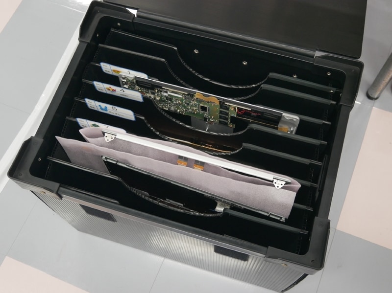 大型部品が入った箱の中身