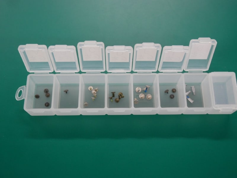 さまざまな種類のネジを使って組み立てる