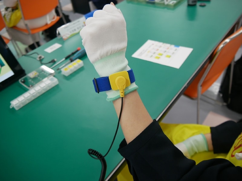 まずはアースバンドを装着