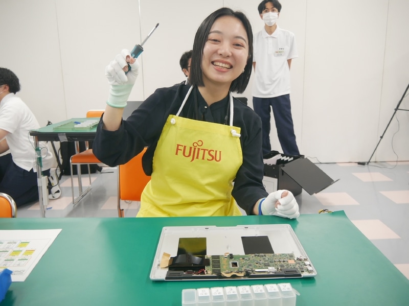 FMV Note Cの組み立てに挑むデザイナーの堀氏