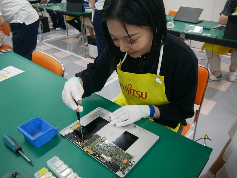 メインボードのネジ締め作業からスタート。メインボードには約1,300個の部品が搭載されているという