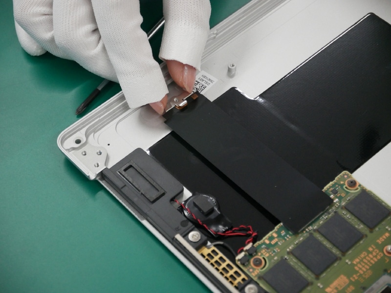 次の作業はSSDとDカバーを、金具を使って固定する