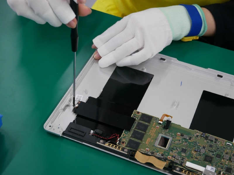 SSDをネジで固定する