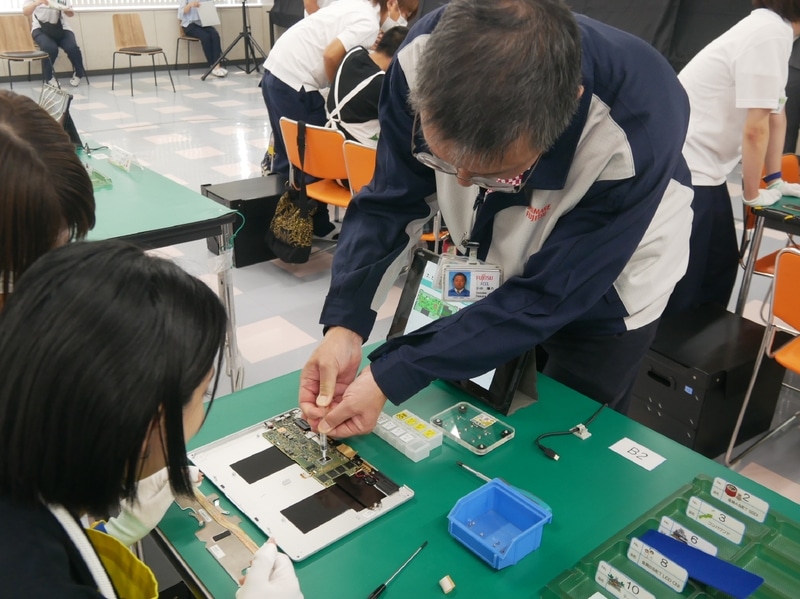 富士通クライアントコンピューティング プロダクトマネジメント本部の小中陽介本部長代理がコンパウンド塗布の作業に参加