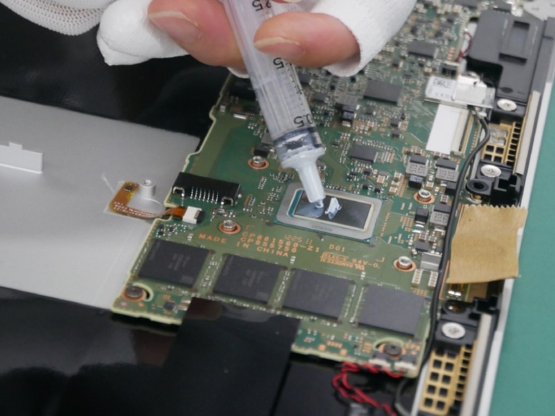 CPUの上に注射器でコンパウンドを塗布