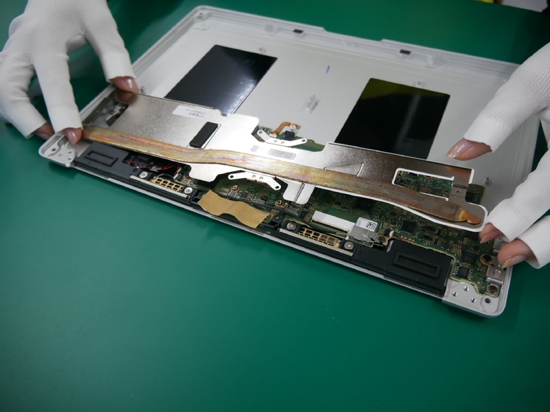 ヒートシンクの取り付け作業。ファンレス構造であることがわかる