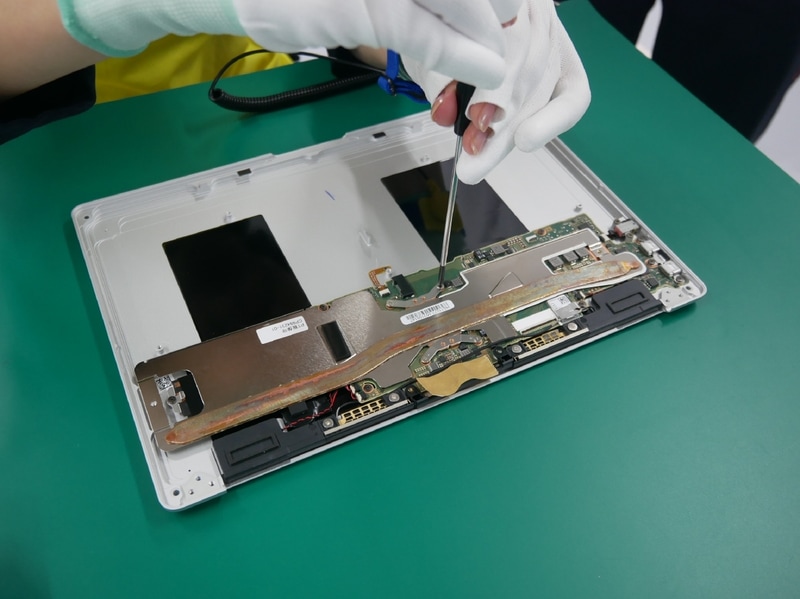 ヒートシンクをネジで固定する