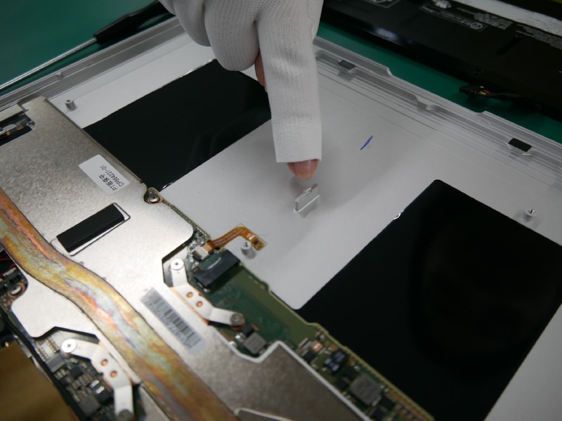 中央にある突起はCカバーを支え、キーボードのたわみを防止するという。削り出しならでは構造の1つだ