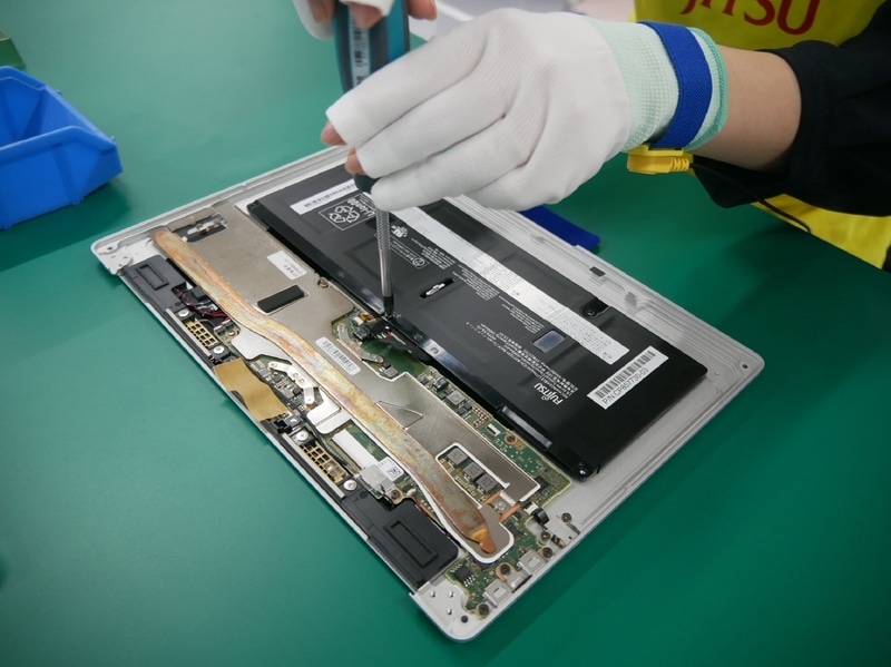 バッテリの取り付け作業の様子