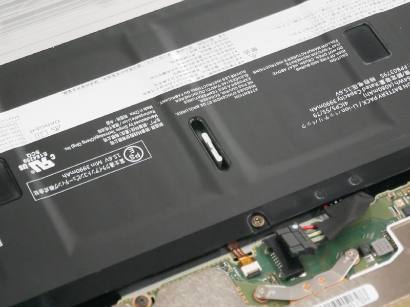 Dカバーの中央部にあった突起はバッテリの間を通してCカバーを支えることになる