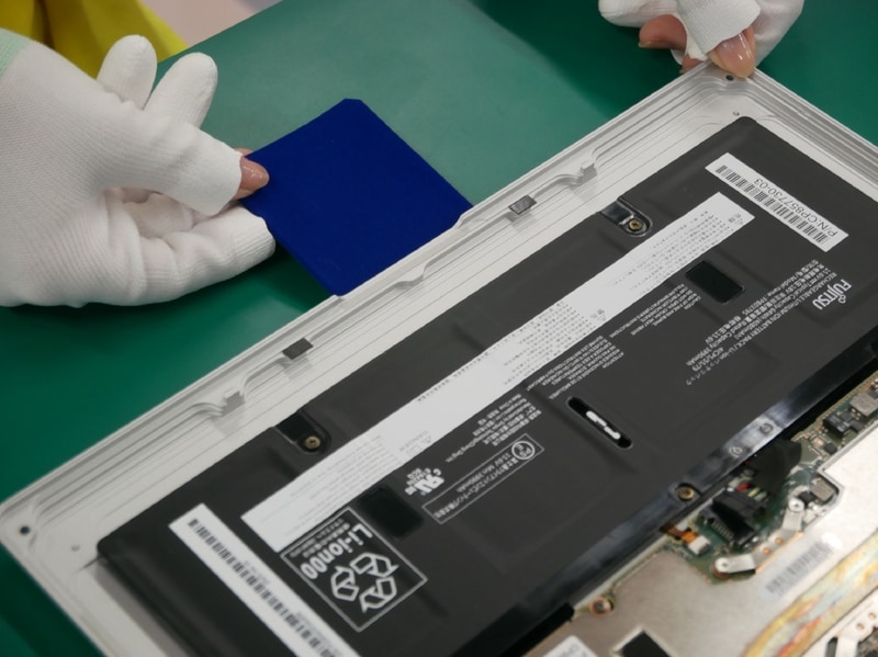 バッテリの取り付け作業ではシート治具を使って斜めにして作業を行なった。これは実際の組み立て工程でも使用している工夫の1つだ