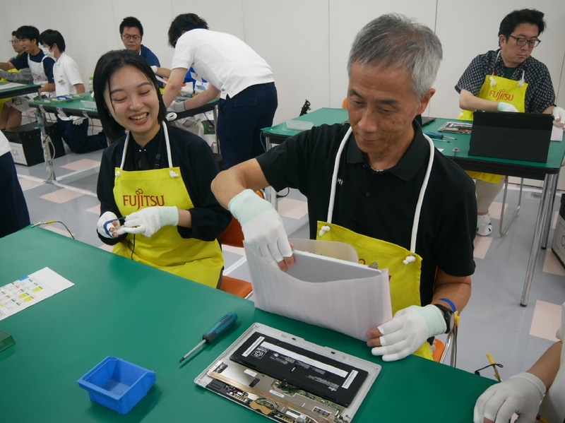 後半の作業開始にあわせて、高嶋執行役員常務が急遽参戦。液晶ディスプレイの取り付け作業からスタート