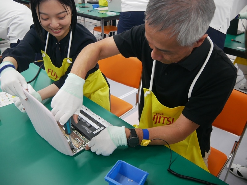 ヒンジ部をネジ止めする。ケーブルを挟み込まないように注意して作業