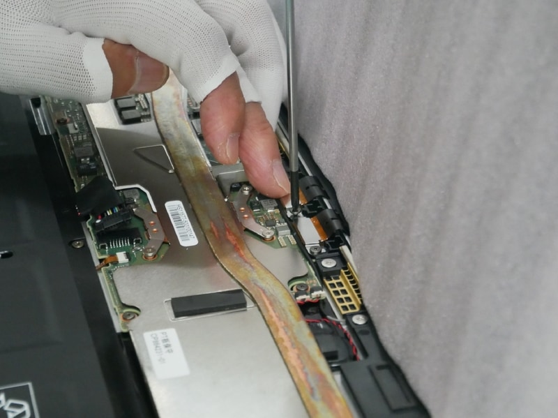 ケーブルを固定する金具をネジ締めする