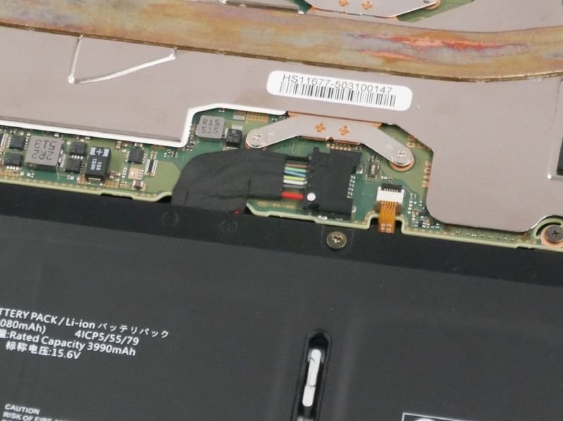 バッテリケーブルのコネクタ接続を曲げた構造としているのは、振動を加えてもケーブルが抜けにくくするための工夫だ