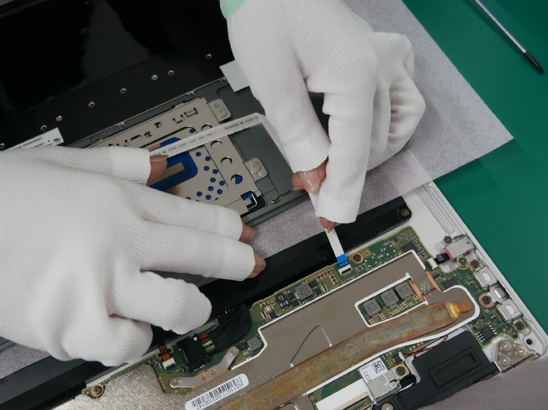タッチパッドケーブルの接続作業