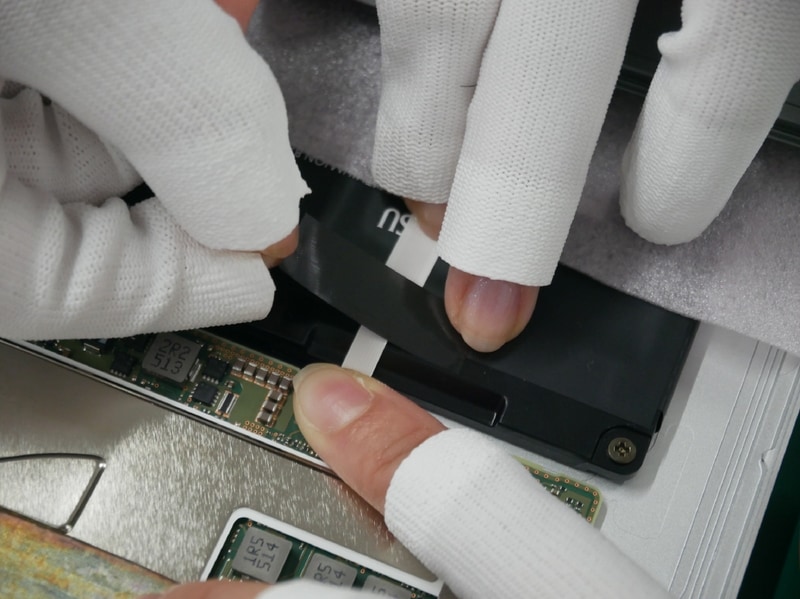 タッチパッドケーブルは折り曲げてテープで固定する