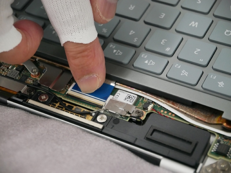 キーボードケーブルの接続作業を行なう。まっすぐに差し込む