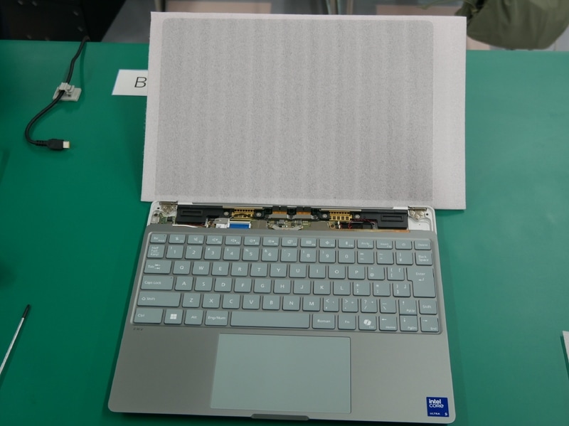 部品の組み込みとケーブルの接続作業が完了したところ。ほぼ完成したように見えるが、このあとに驚きの作業が待っていた