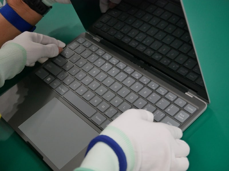 今回の作業で最も難しいとされた作業が始まる。まずはCカバーをDカバーの端から、2mm手前にずらして置く