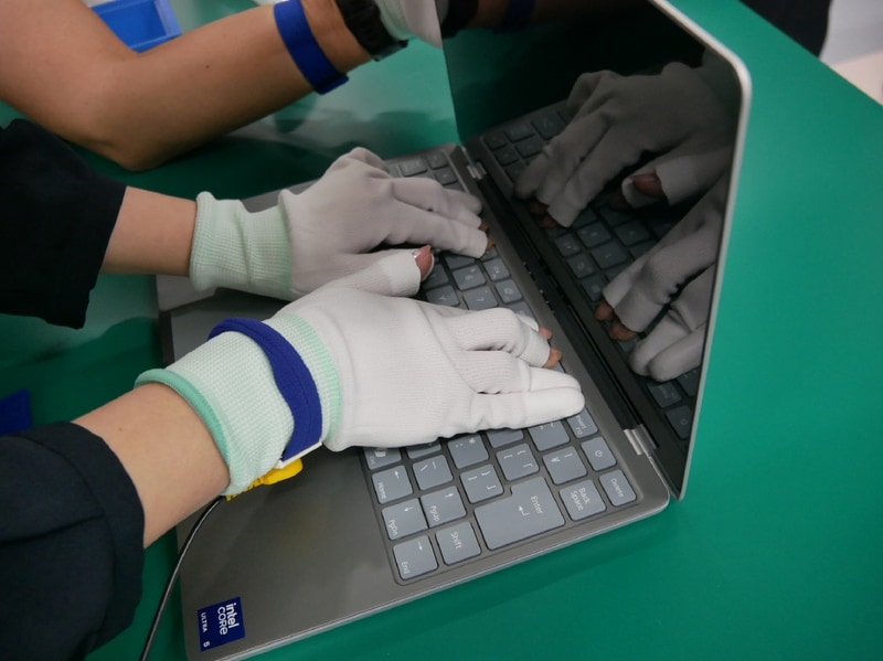 続いて、左でF3、F4、F5キー、右手でF9、F10、F11キーを押しながら、カバーをスライドさせる。間違えて電源ボタンを押さないように注意する。デザイナーのこだわりで、上下に段差がない形でカバーを重ねるために用意された異例の組み立て方法だ