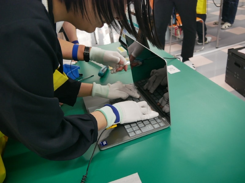 この作業がうまくいかず、堀氏は大苦戦。堀氏自らデザインしたFMV Note Cの組み立てに、「こんな工程が加わっているとは思いもしなかった」と驚きの様子