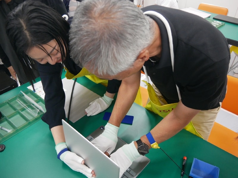 今度は高嶋執行役員常務が挑戦。毎日、この作業を行なっている錦織さんは、「慣れると簡単ですよ」と横から余裕のコメント