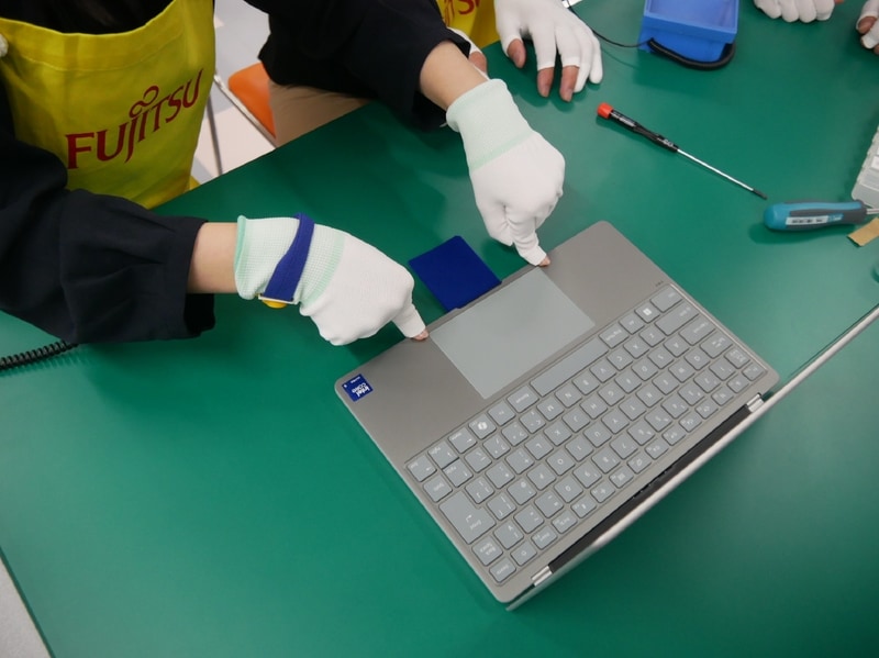 なんとか完成。次はCカバーをDカバーにはめ込む。パチンというまで押し込む。押し込む場所は全部で5カ所