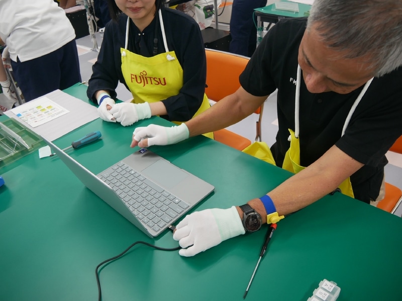 これで組み立ては完成。電源ケーブルを差し込む