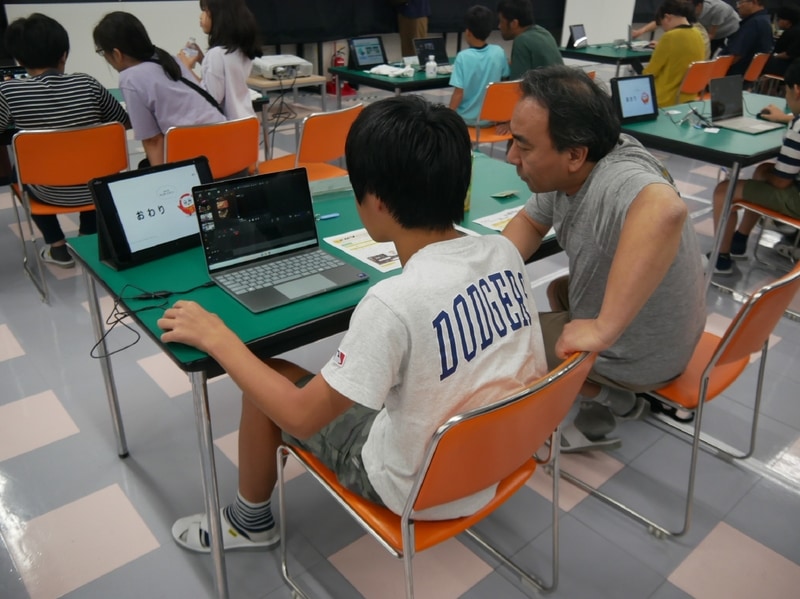 親子が一緒になって動画作業を進めた