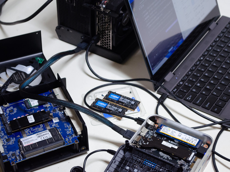 ミニPC2台、OCuLink DockとGeForce RTX 4060 Ti(16GB)、メモリなどを取っ替え引っ替えチェック中