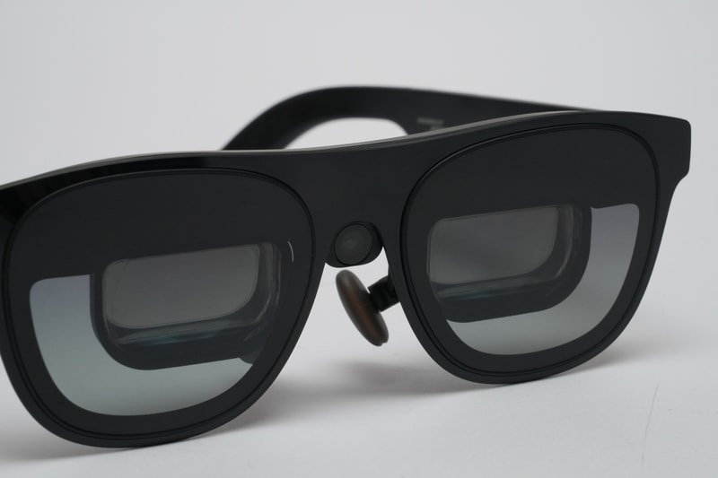 6DoFを可能とし、写真、動画撮影も可能な「XREAL Eye」(直販価格1万3,980円)を装着できる