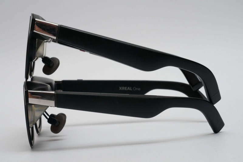 上が「XREAL One Pro」、下が「XREAL One」。「XREAL One Pro」のほうが光学機構が薄くなっている