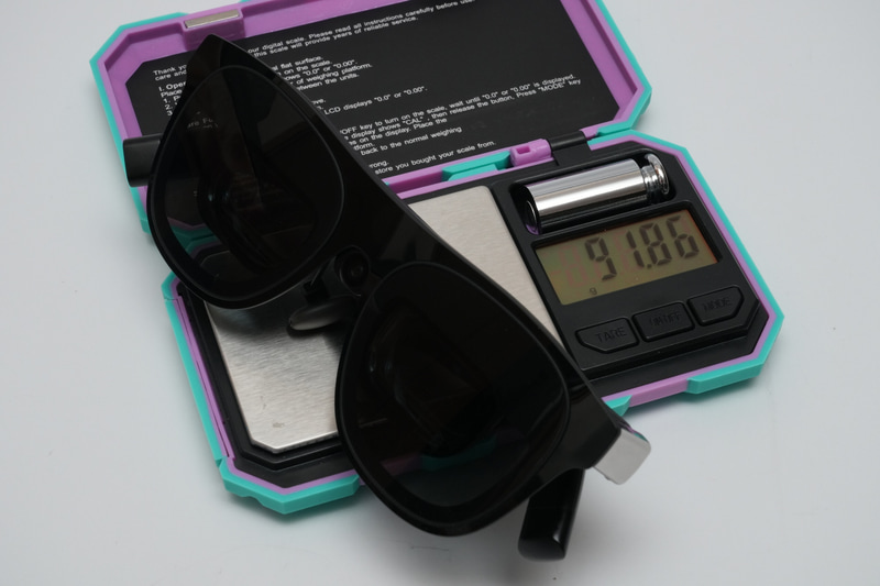 今回借用したのはLサイズ(66～75mm)。Mサイズ(57～66mm)とLサイズは瞳孔間距離が変更されているだけなので、全体のサイズや重量は変わらない