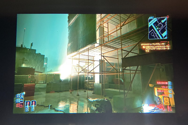 「ROG Strix G16(2025) G615」で「サイバーパンク2077」をプレイしてみたが、マウスを素早く動かしても、視野がスムーズに移動する。テアリングやカクツキはないので、ゲーム酔いすることもなかった