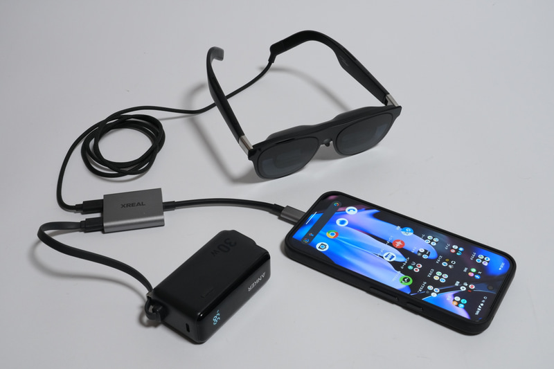 「XREAL Hub」というアダプタを装着すれば、スマホやタブレットを充電しながらXREAL One Proを利用できる
