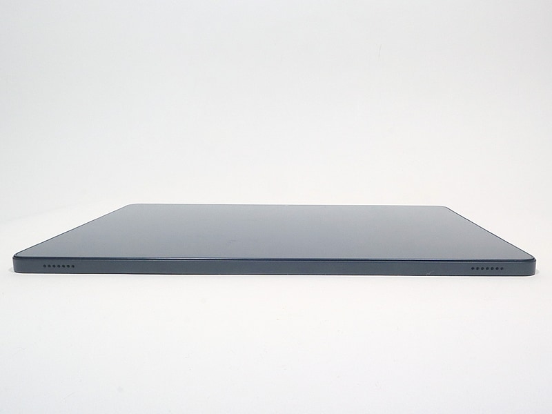 左側面にはスピーカーグリルを両端に備える