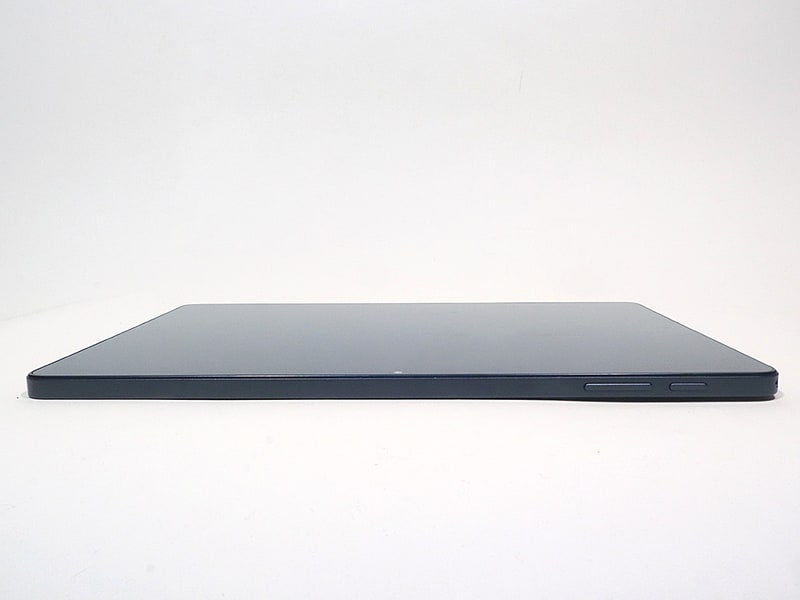 右側面には電源ボタンとボリュームスイッチを備える