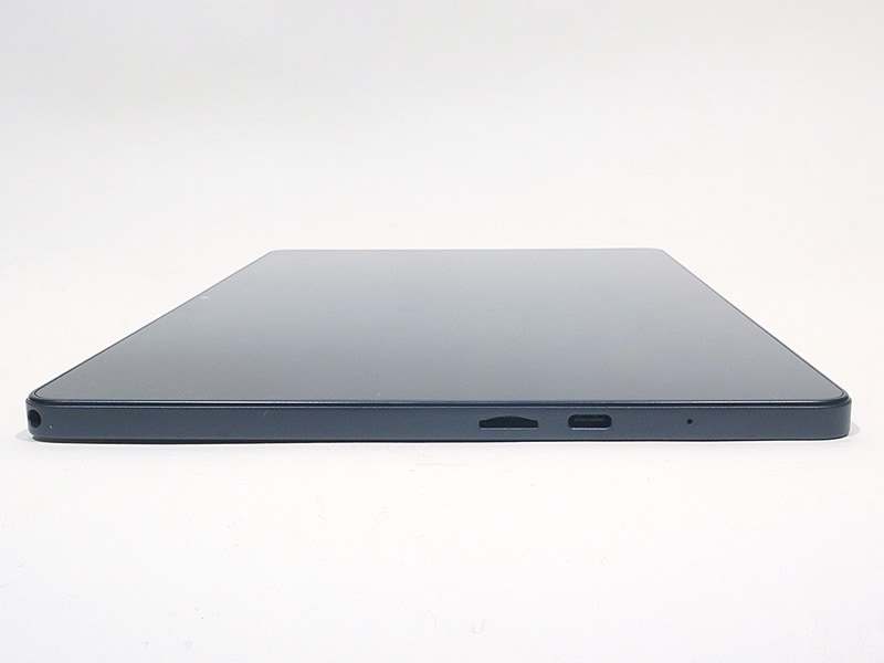 天面はマイク穴と給電用のUSB Type-C端子、microSDカードスロット、端には3.5mmステレオミニ出力を備える