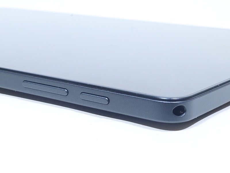 角の部分に3.5mmイヤフォン出力端子を備える。ぱっと見はスタイラス収納スペースのように見えるが、スタイラスを挿すことはできないので注意が必要だ