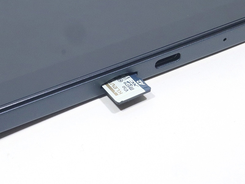 最大2TBまでの容量に対応するmicroSDカードスロットを備える