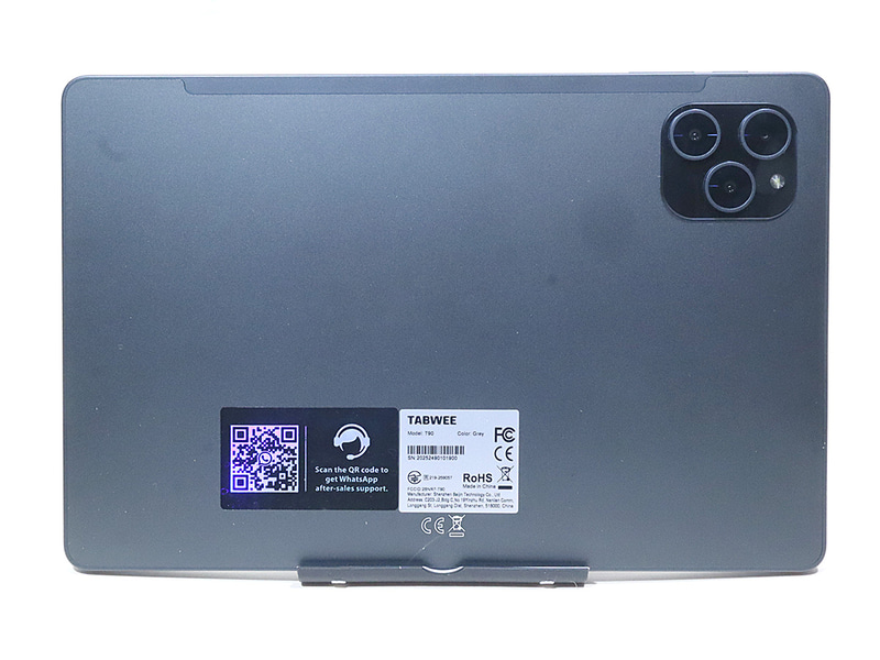 背面。カメラは3眼となっているが、カメラを起動しても3眼を生かした機能は見当たらなかった