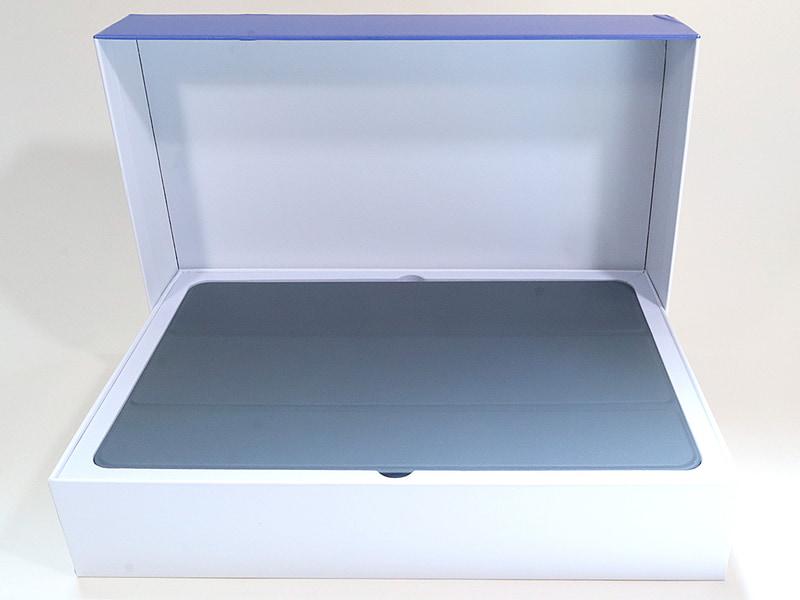 箱を開けるといきなりカバー付きのタブレットが入っていて驚く