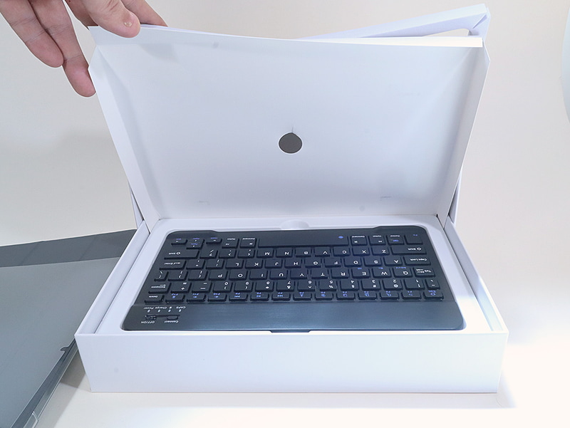 タブレットを取り出して、ケースの底板を取り出すと2重底になっていて、その下に薄型の無線キーボードが収納されている