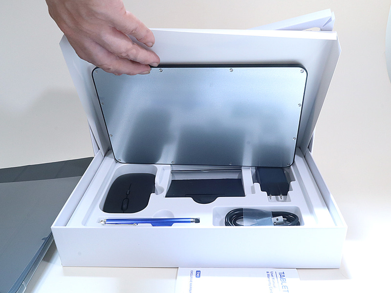 キーボードを取り出すとその下には、そのほかのアクセサリなどが収納されている