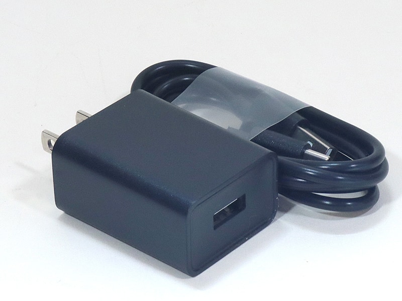 USB ACアダプタは最大出力10W、USB Type-A to USB Type-Cのケーブルも付属する