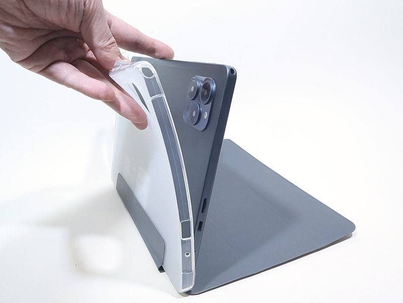 カバー付きケースはソフトケースなので簡単に着脱が行なえる