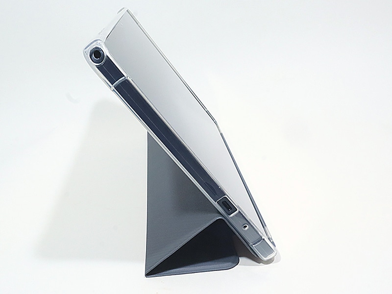 カバーの部分は折り畳むとスタンドとして使える