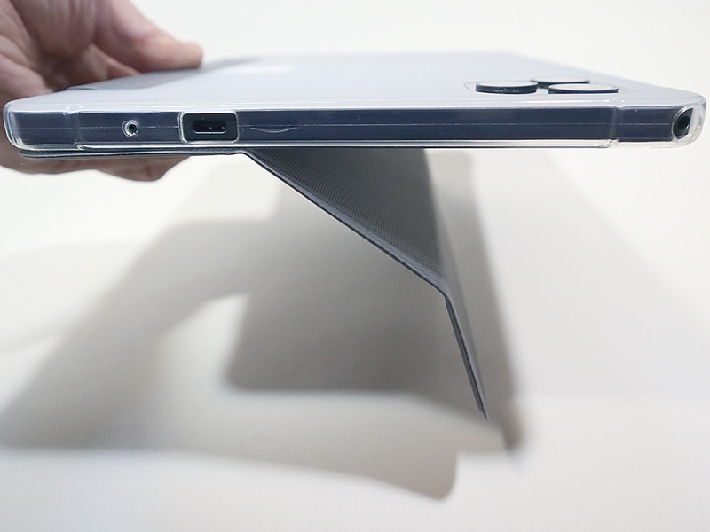 特にカバーを固定するギミックはないため、カバーを下にすると重力に引かれてブラブラする